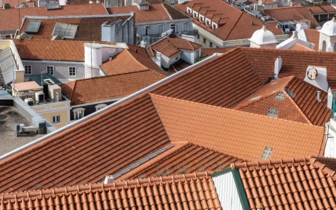 Réparation de faîtage et fuite de toiture : ne laissez pas une tuile briser votre confort