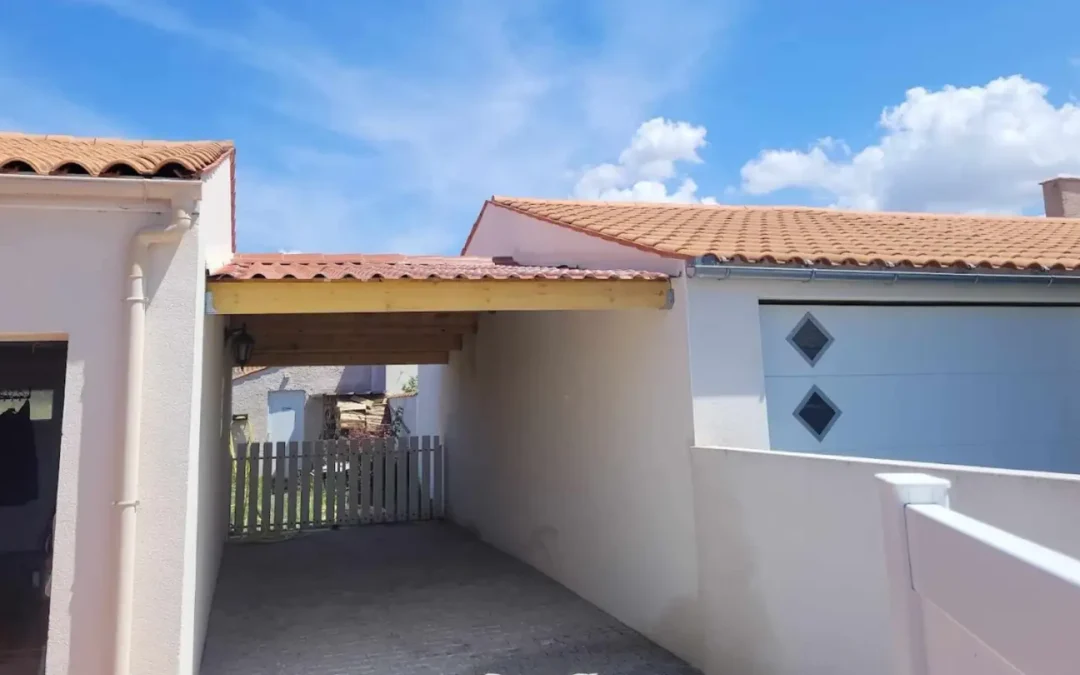 Carport solaire ou classique en Charente-Maritime : le guide technique pour protéger votre patrimoine