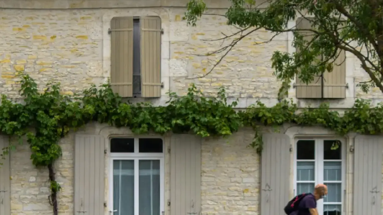 Une façade de maison en  pierre blonde 