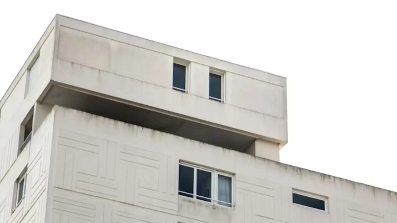 Vue sur une façade de béton typiquement Royannaise