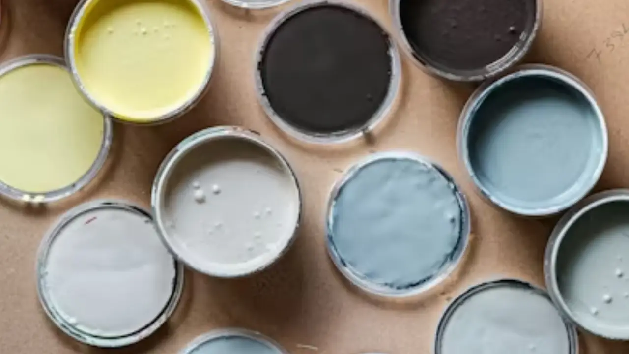 Vue sur une façade de villa moderne aux mure blancs