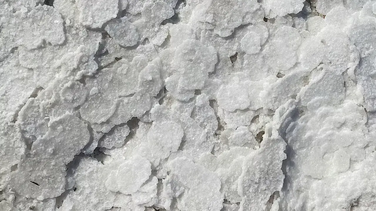 Gros plan sur un ouvrier en train de faire un nettoyage de façade