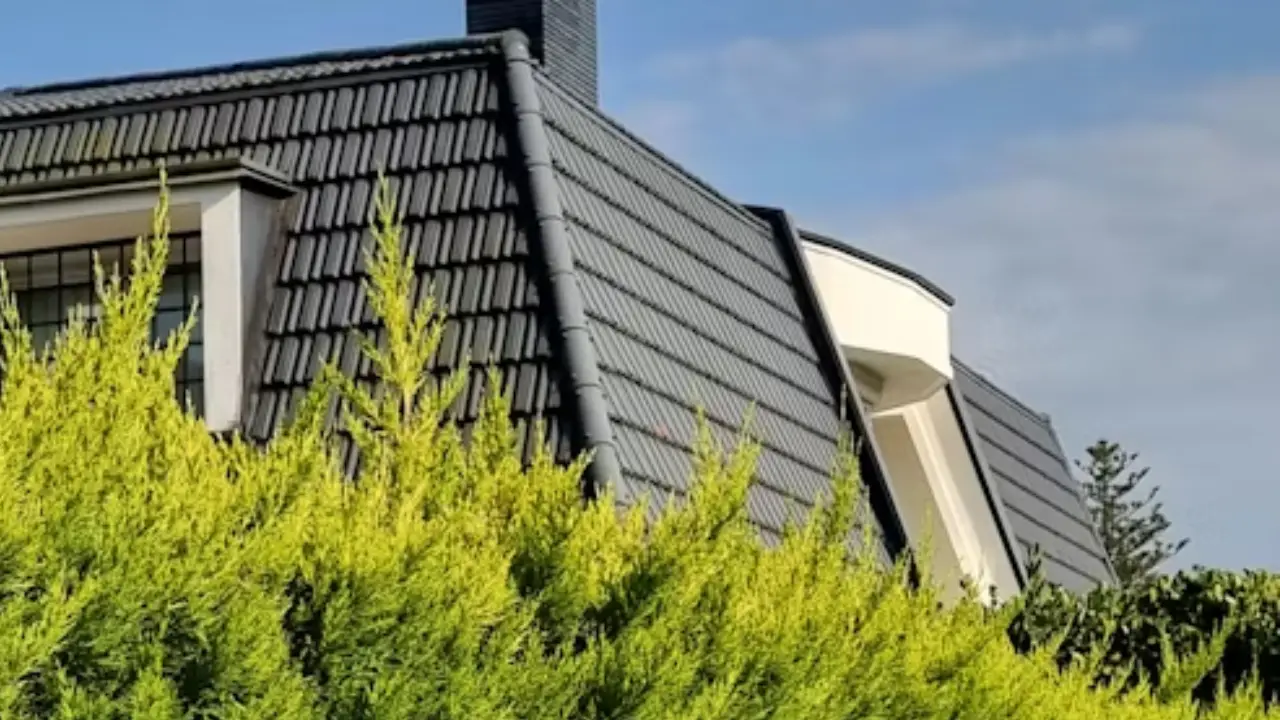 Vue sur une façade de béton typiquement Royannaise