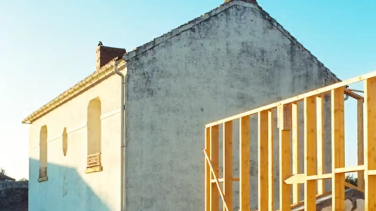 Vue sur une façade de béton typiquement Royannaise