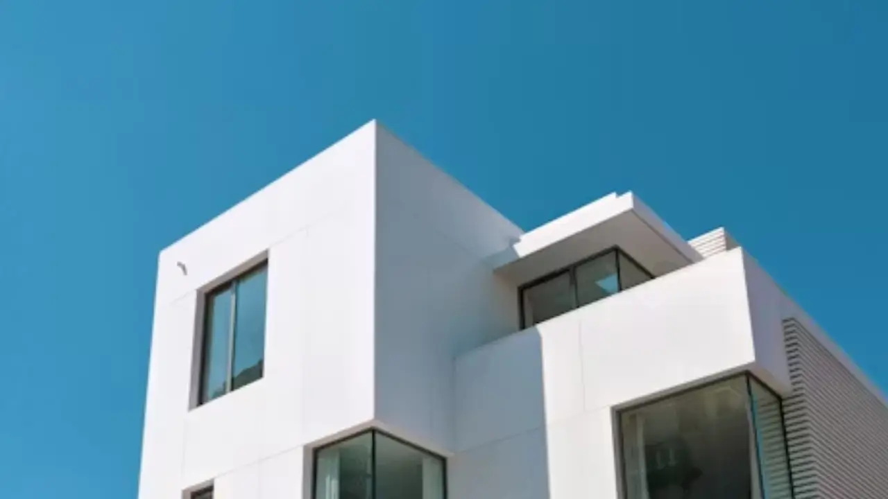 Vue sur une façade de villa moderne aux mure blancs
